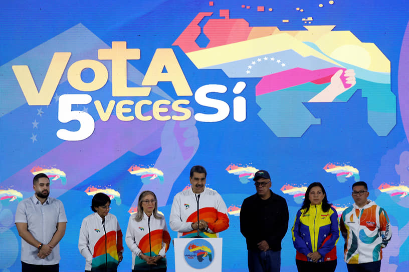 Президент Венесуэлы Николас Мадуро (по центру)