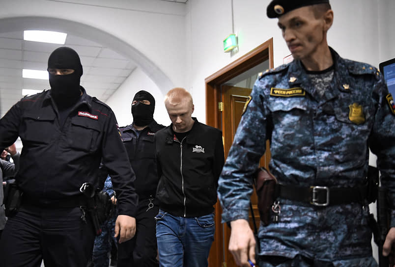 Обвиняемый Андрей Пронский (в центре) перед заседанием в апреле 2022 года