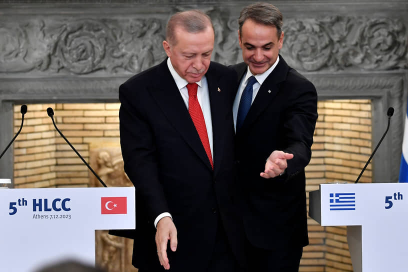 Турецкий президент Реджеп Тайип Эрдоган (слева) и греческий премьер Кириакос Мицотакис 