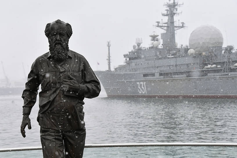 Памятник Александру Солженицыну во Владивостоке