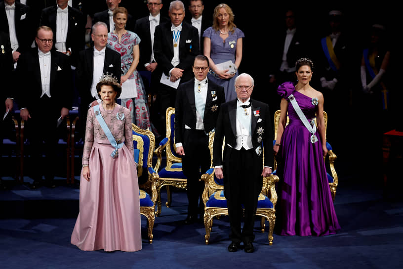 Слева направо: королева Швеции Сильвия, король Карл XVI Густав, принц Даниэль и кронпринцесса Виктория в концертном зале Стокгольмской филармонии