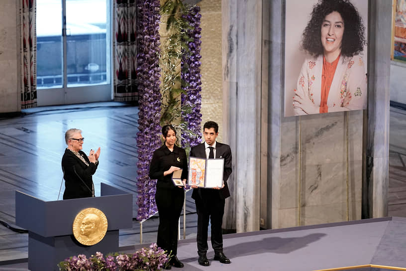 Али и Киана Рахмани получают Нобелевскую премию мира за свою мать иранскую правозащитницу Наргес Мохаммади, которая отбывает тюремный срок. Она получила награду за «борьбу против угнетения женщин» и «борьбу за продвижение прав человека и свободы для всех»