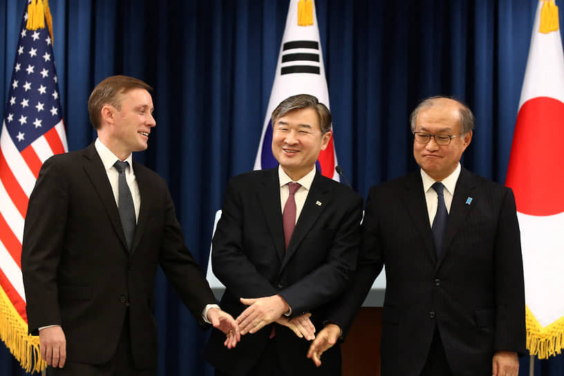 Советник президента США по национальтной безопасности Джейк Салливан, советник президента Южной Кореи по национальной безопасности Чо Тхэ Ён и секретарь Совета национальной безопасности Японии Такэо Акиба (слева направо)