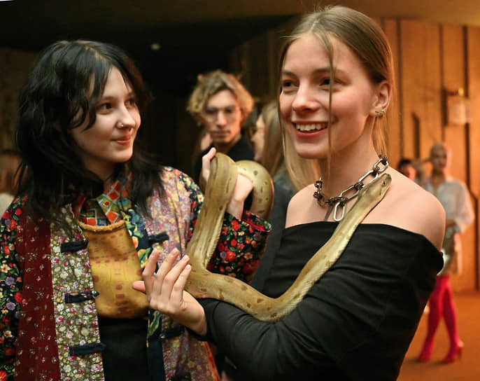 Певица Ксения Минаева (справа) на церемонии вручения призов лучшим артистам года по версии сервиса «Яндекс.Музыка»