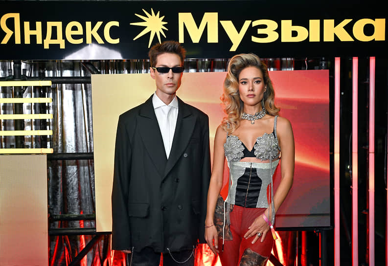 Певцы Марк Тишман и Юлия Паршута на церемонии вручения призов лучшим артистам года по версии сервиса «Яндекс.Музыка» 