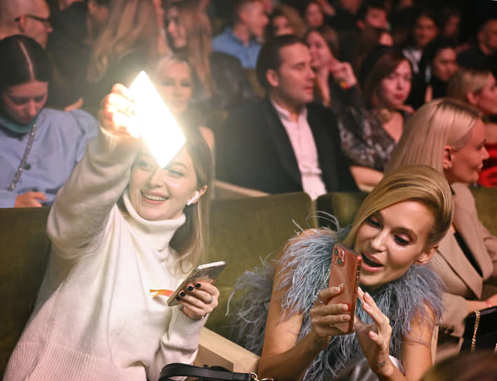 Певица Глюкоза (Наталья Чистякова-Ионова, справа) на церемонии вручения призов лучшим артистам года по версии сервиса «Яндекс.Музыка» 