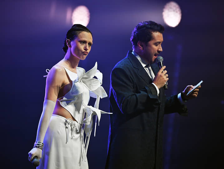 Певица Iowa (Екатерина Иванчикова) и телеведущий Константин Анисимов на церемонии вручения призов лучшим артистам года по версии сервиса «Яндекс.Музыка» 