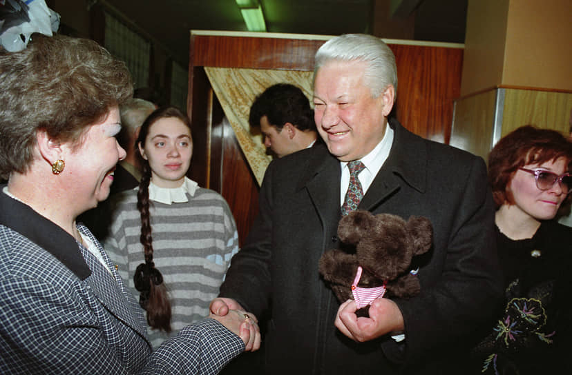 Спикером Госдумы был избран представитель Аграрной партии Иван Рыбкин
&lt;BR>На фото: первый президент РФ Борис Ельцин перед голосованием