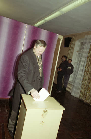 Мэр Санкт-Петербурга Анатолий Собчак на избирательном участке 