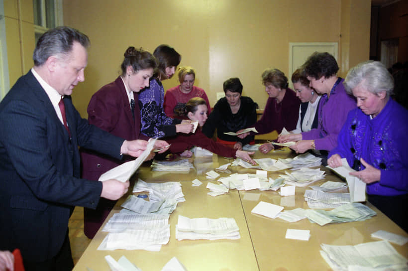 Новая Конституция начала действовать с 25 декабря 1993 года
&lt;BR>На фото: работники избирательного участка считают бюллетени 