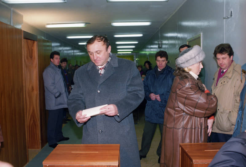 Министр обороны Павел Грачев на избирательном участке 