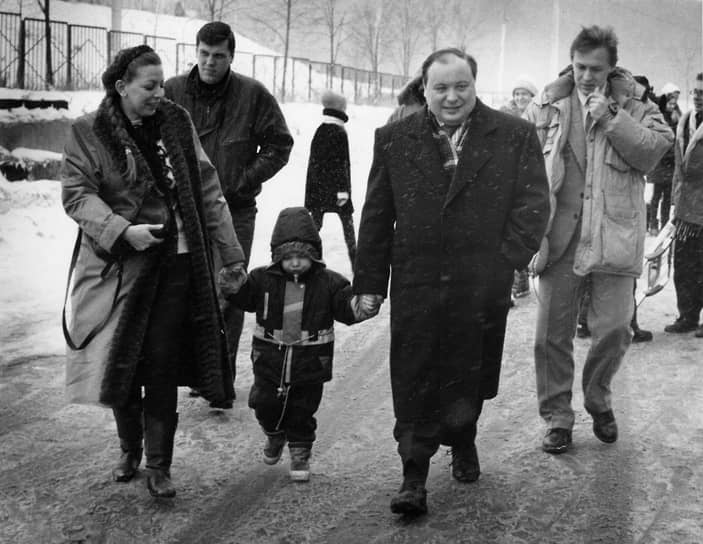 Глава блока «Выбор России» Егор Гайдар (второй справа) идет с семьей на выборы 