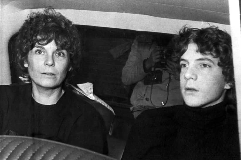 Гейл Харрис Гетти и ее сын Джон Пол III в полицейской машине после того, как тот был освобожден мафией за выкуп
