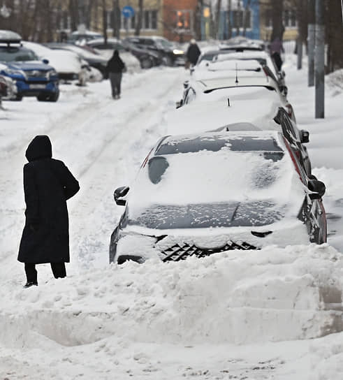 Припаркованные автомобили в снегу
