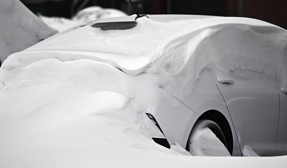 Автомобиль под шапкой снега