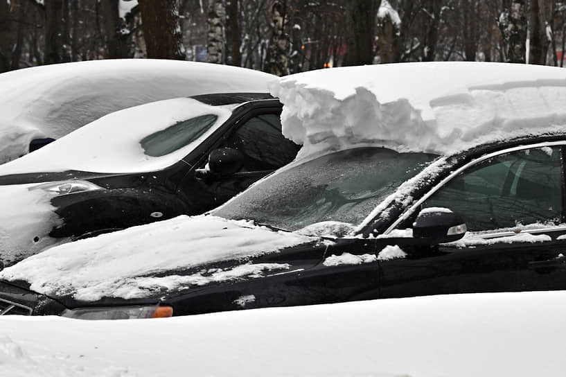 Автомобиль с шапкой снега на крыше
