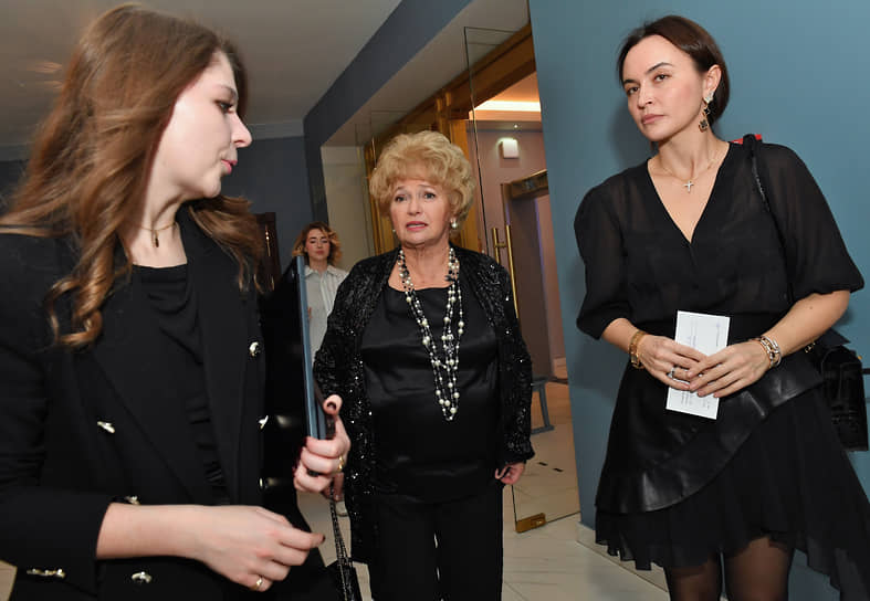 Сенатор от Республики Тыва Людмила Нарусов (в центре) на премьере спектакля «Слава. Молодость»  