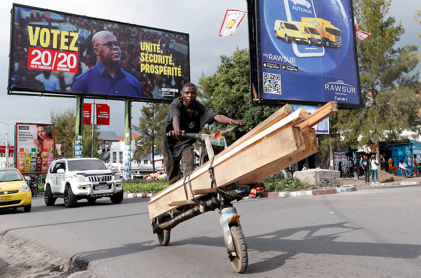 Предвыборный плакат на улице города Гома на востоке Демократической республики Конго