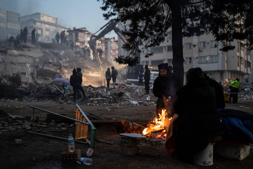 &lt;b>Землетрясение в Турции и Сирии&lt;/b>&lt;br> 
Сильнейшие за 80 лет землетрясения магнитудой 7,7 и 7,6 произошли в турецких Газиантепе и Кахраманмараше 6 февраля 2023 года с интервалом в девять часов. Подземные толчки ощущались в 11 провинциях и соседних государствах, в том числе в Сирии. Общее число погибших в обеих странах превысило 58 тыс. человек, еще десятки тысяч пострадали и остались без крова. Власти Турции оценили ущерб в $110 млрд&lt;br> 
Заметность события: 15 959