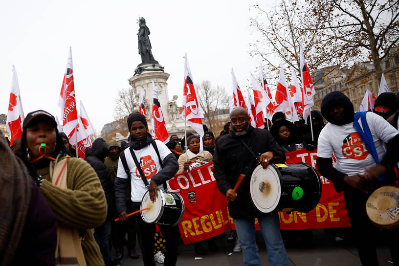 Демонстрация против закона об иммиграции на площади Республики в Париже (18 декабря 2023 года)