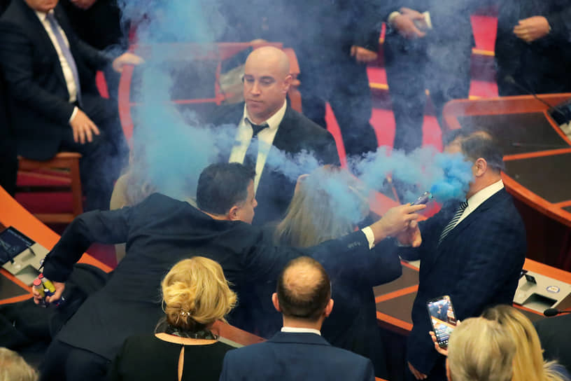 Тирана, Албания. Депутаты от Демократической партии во время голосования парламента за снятие иммунитета с бывшего премьер-министра Сали Бериши