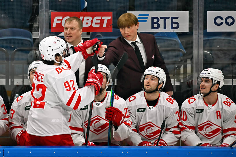 5 февраля Игорь Гришин (в центре) покинул пост главного тренера хоккейного клуба «Спартак» после четвертого подряд поражения в КХЛ