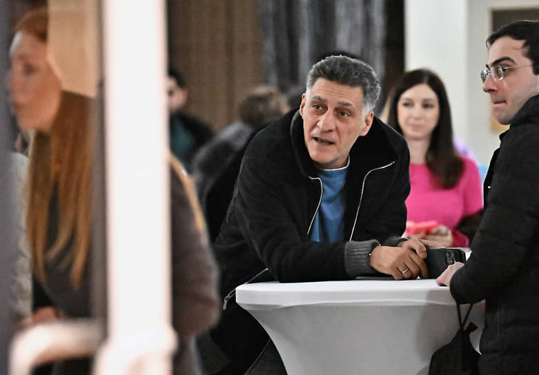 Режиссер, актер и телеведущий Тигран Кеосаян (в центре) перед премьерой ледового шоу «Вечера на хуторе»