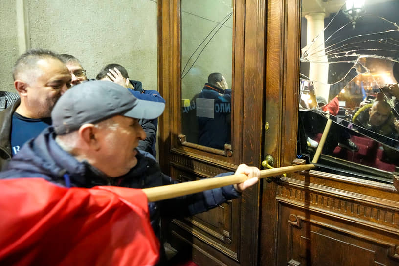 С помощью флагштоков протестующие сломали дверь здания администрации Белграда и разбили окна. Сотрудники полиции применили слезоточивый газ