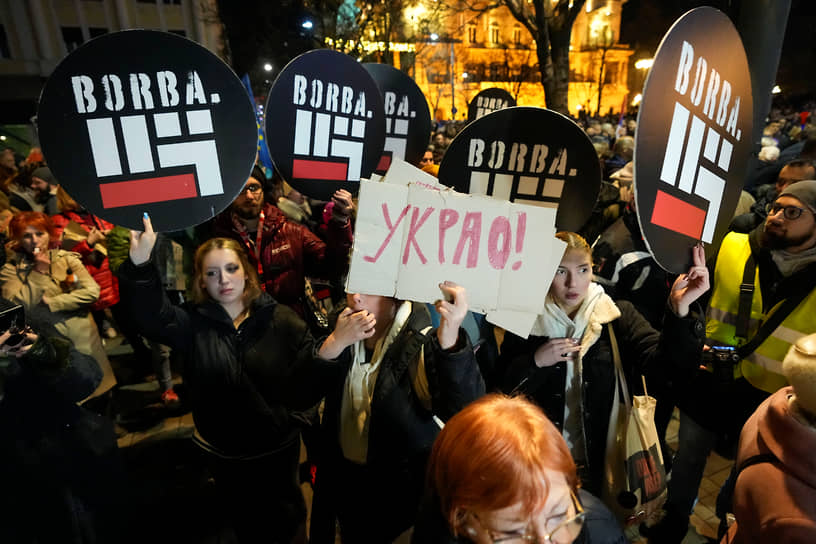 Президент Сербии Александр Вучич 24 декабря выступил с экстренным обращением к сербским гражданам, призвал их сохранять спокойствие и заявил, что речи о революции в стране идти не может