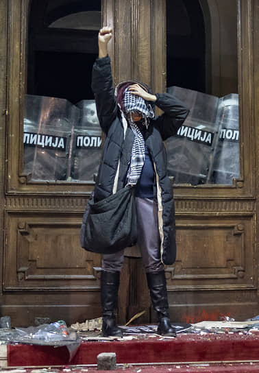 Участник акции протеста у дверей администрации Белграда