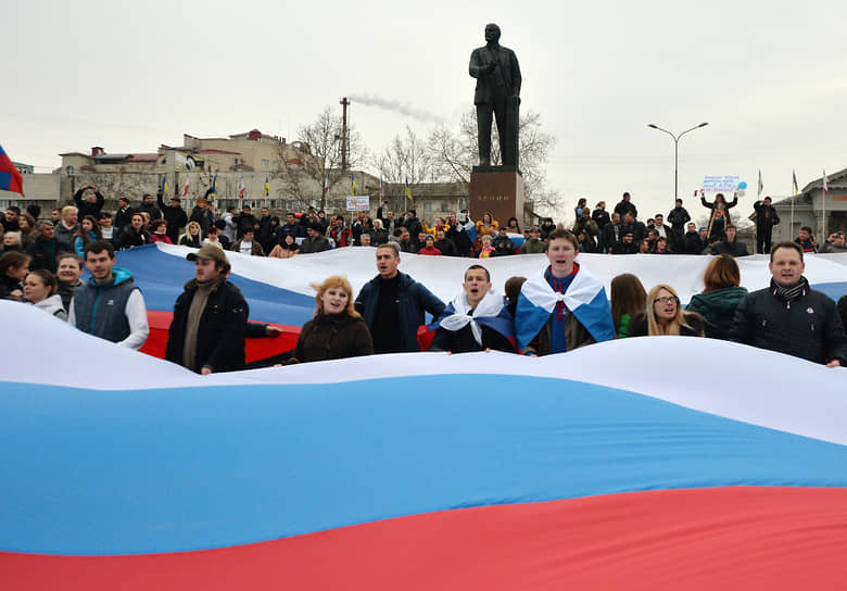 Поправки 2020 года показали, что Конституция может меняться не только в части списка субъектов федерации (на фото митинг в Симферополе 1 марта 2014 года)