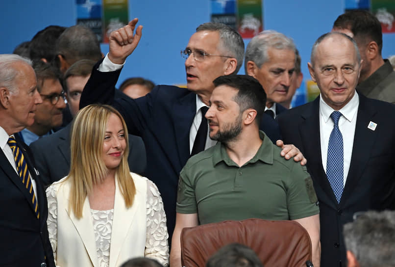 Президент Украины Владимир Зеленский (в центре) весь год слышал от союзников из НАТО заверения в том, что Киев обязательно станет членом евроатлантической семьи, но конкретики в этих словах было немного