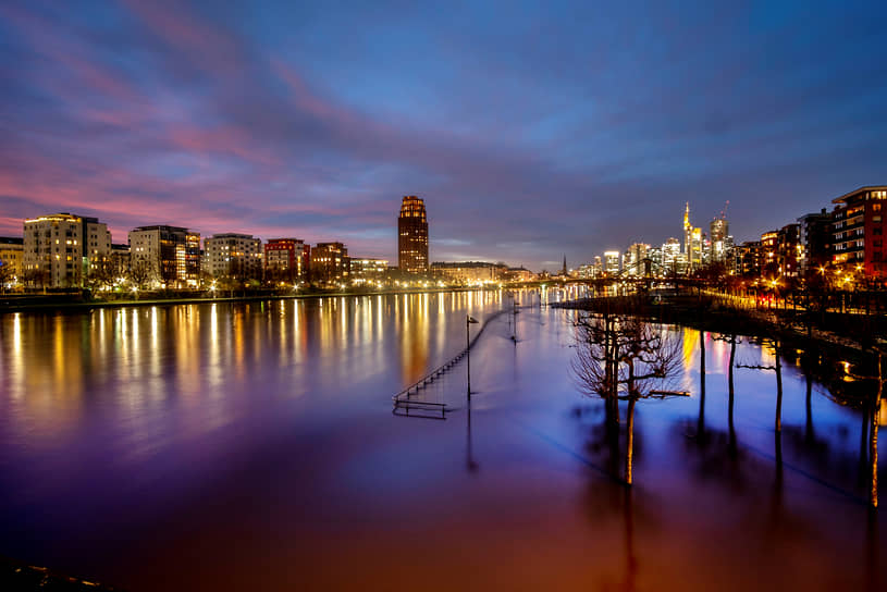 Франкфурт, Германия. Река Майн, вышедшая из берегов из-за проливных дождей