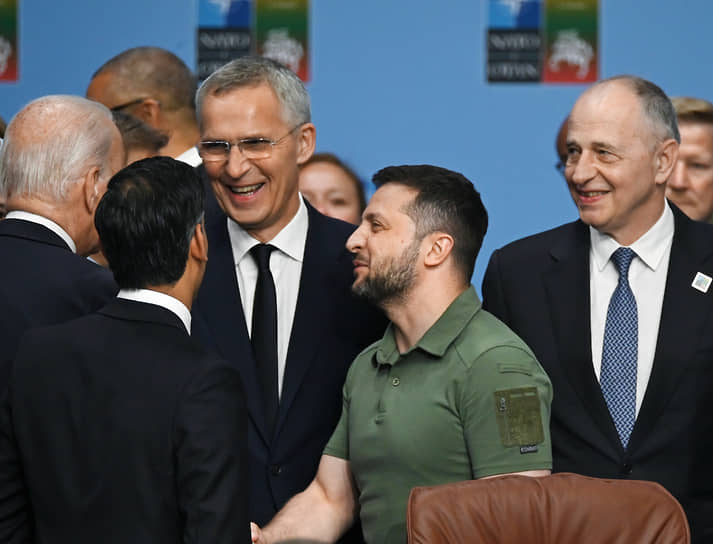 Президент Украины Владимир Зеленский (второй справа) на саммите НАТО в июле 2023 года