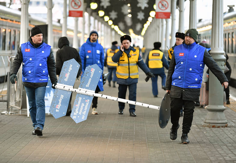 Сотрудники Белорусского вокзала убирают указатели 