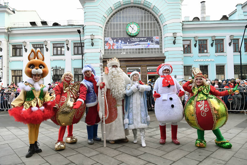 Участники в костюмах на церемонии прибытия поезда Деда Мороза на Белорусский вокзал