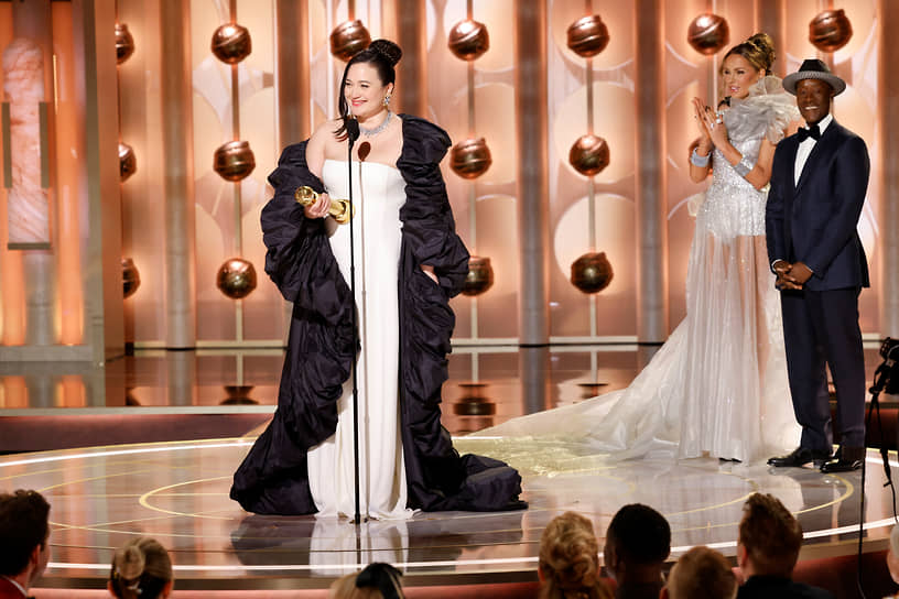 Лили Глэдстоун (в центре) получила «Золотой глобус» как лучшая драматическая актриса за главную женскую роль в картине Мартина Скорсезе «Убийцы цветочной луны». Справа  — ведущие церемонии актеры Кейт Бекинсейл и Дон Чидл