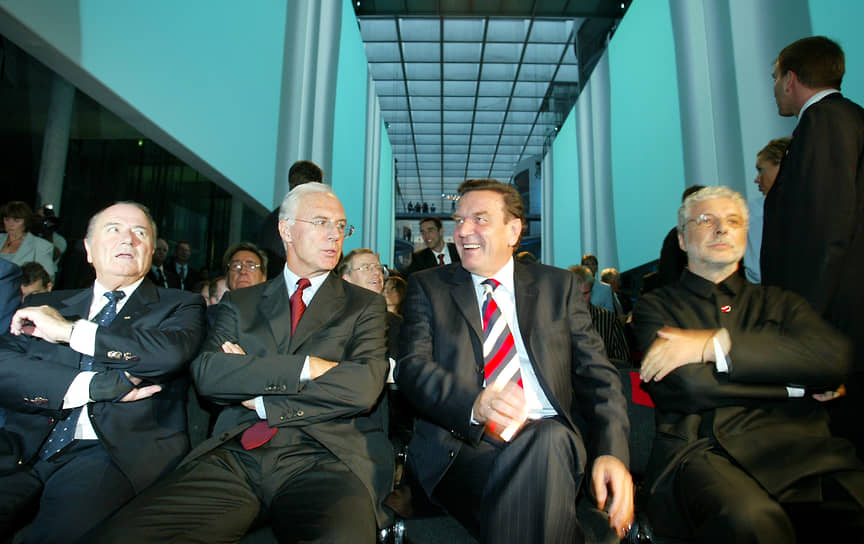 С 1994 по 2009 год занимал пост президента «Баварии». В 1998-2010 годах был вице-президентом Немецкой футбольной ассоциации. Возглавлял оргкомитет чемпионата мира 2006 года, проходившего в Германии 
&lt;BR>На фото:  с президентом ФИФА Йозефом Блаттером (слева), канцлером Германии Герхардом Шредером (второй справа) и художником Андре Хеллером (справа) в 2003 году