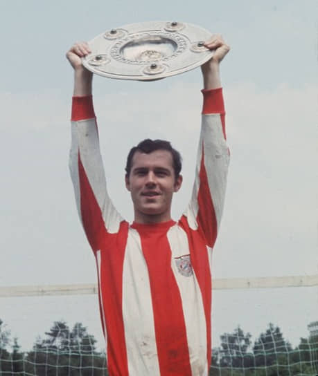 В 1970-1977 годах Франц Беккенбауэр был капитаном команды. За свою игровую карьеру в «Баварии» он четыре раза выигрывал чемпионат и Кубок ФРГ. На международных соревнованиях команда завоевала Кубок обладателей кубков УЕФА, Межконтинентальный кубок и трижды становилась обладателем Кубка европейских чемпионов (сейчас — Лига чемпионов УЕФА)