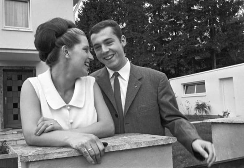 В основном составе «Баварии» дебютировал в 1964 году на позиции левого защитника. В следующем сезоне команда вышла в Бундеслигу, а в 1969-м выиграла чемпионат ФРГ — впервые с 1932 года
&lt;BR>На фото: со своей первой женой Бриджит (1966 год)