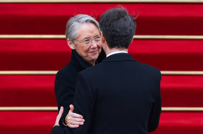 Новый премьер-министр Франции Габриэль Атталь приветствует уходящую с поста Элизабет Борн