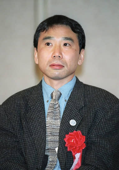 Харуки Мураками родился 12 января 1949 года в японском городе Киото в семье учителя японского языка и литературы. В 1968 году он поступил на отделение театральных искусств токийского Университета Васэда, где учился по специальности «классическая драма». Будучи студентом, принимал активное участие в антивоенном движении, выступал против войны во Вьетнаме 