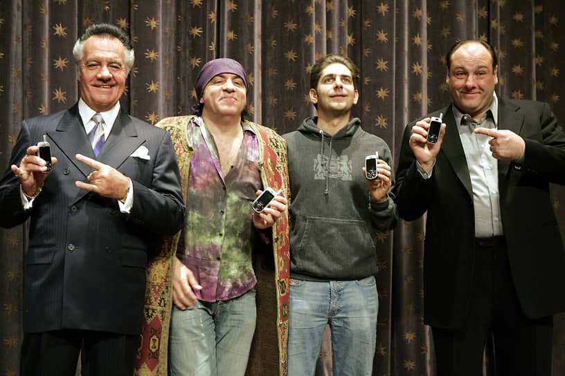 Актер Тони Сирико (первый слева), сыгравший Поли Галтиери, в прошлом был связан с криминальной семьей Коломбо — был арестован 28 раз и даже отсидел срок, но в середине 1970-х годов пришел в кино и с тех пор не имел проблем с законом 