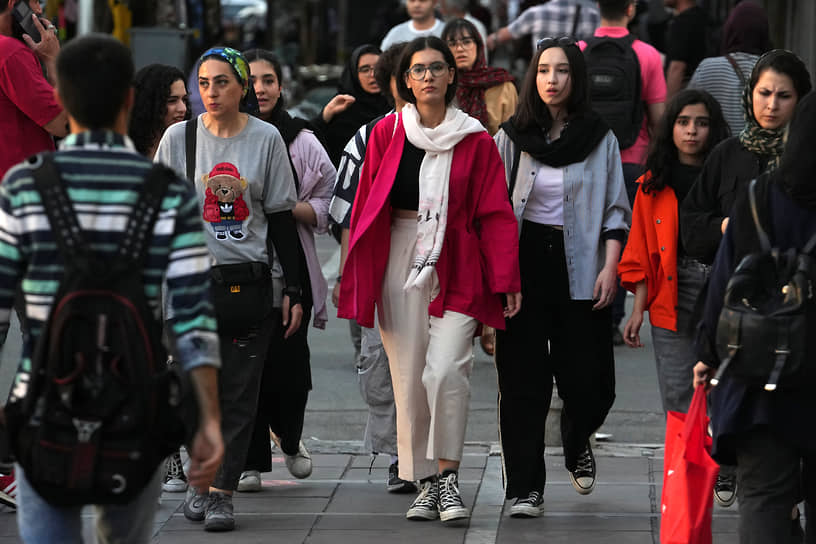 По оценке одного из западных дипломатов, работающих в Иране, до 20% иранских женщин нарушают закон об обязательном ношении хиджаба