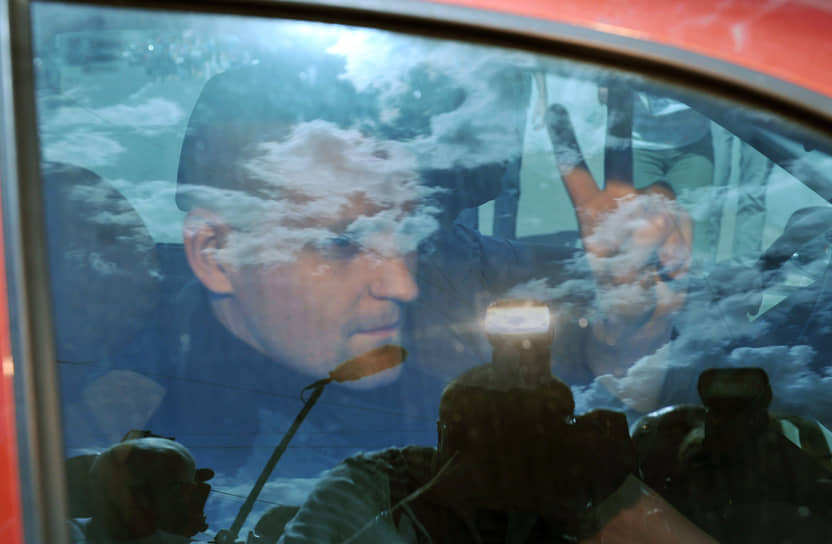 Сергей Удальцов у Следственного комитета России, где ему были предъявлены обвинения в организации массовых беспорядков на Болотной площади. Июнь 2013 года