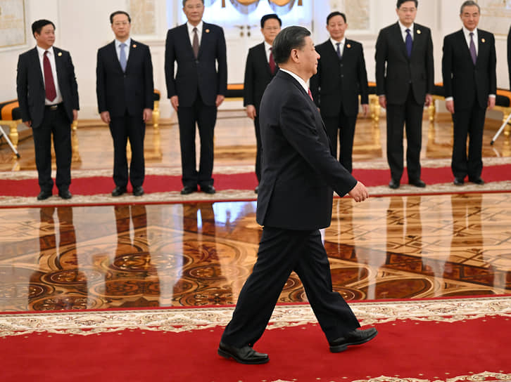 Председатель КНР Си Цзиньпин (в центре)