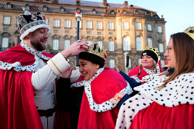 Церемонии коронации в датской традиции нет, в честь нового короля в Копенгагене дали три залпа из пушек