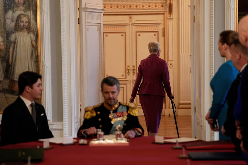 Король Фредерик Х (в центре) занял место во главе Государственного совета Дании после 52-летнего правления его матери Маргрете II 
