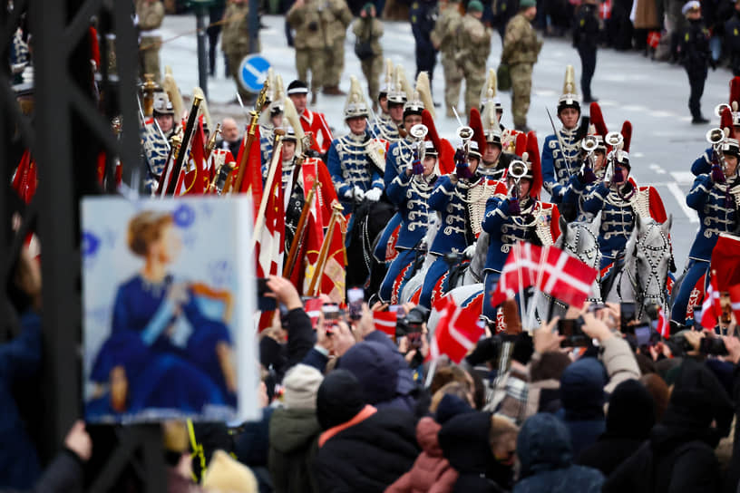 Королевские гвардейцы во время церемонии отречения датской королевы Маргрете II