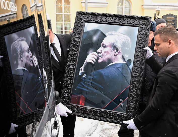 Юрия Соломина похоронили на Троекуровском кладбище рядом с женой 
